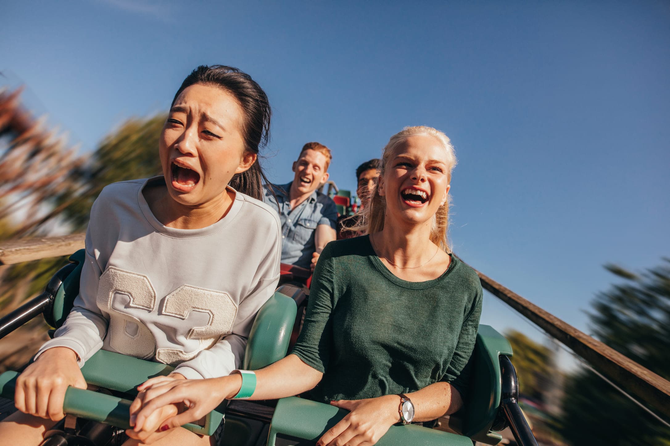 Familie erlebt gemeinsam einen unbeschwerten Tag im Freizeitpark